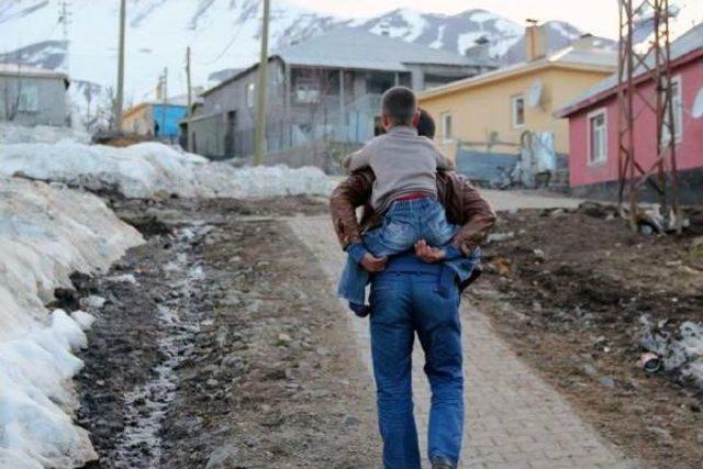 Engelli Oğlunu Her Gün Kucağında Okula Götürüyor