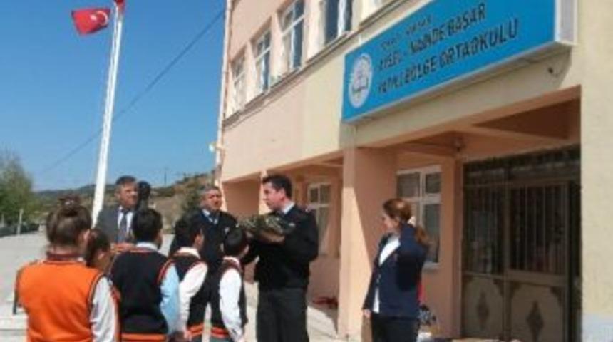 Niksar&rsquo;da Bin &Ouml;ğrenciye Giysi Yardımı Yapıldı