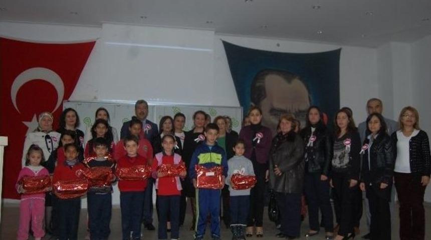 Hayırsever İş Kadınından &Ouml;ğrencilere Ayakkabı Ve Kırtasiye Yardımı