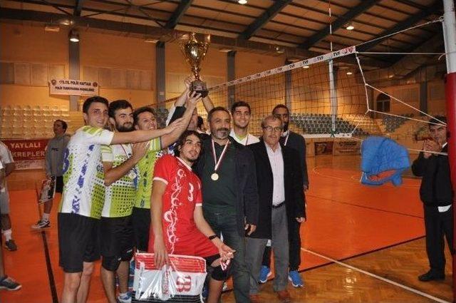 Korkuteli&rsquo;nde Voleybol Turnuvasının Şampiyonu &Ccedil;etin Tur Oldu 1