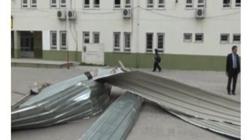 Kuvvetli R&uuml;zgar Okulun &Ccedil;atısını U&ccedil;urdu