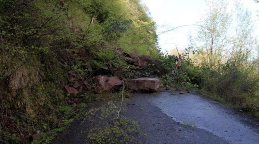 Ereğli'de Heyelan Yolu Ulaşıma Kapattı (2)