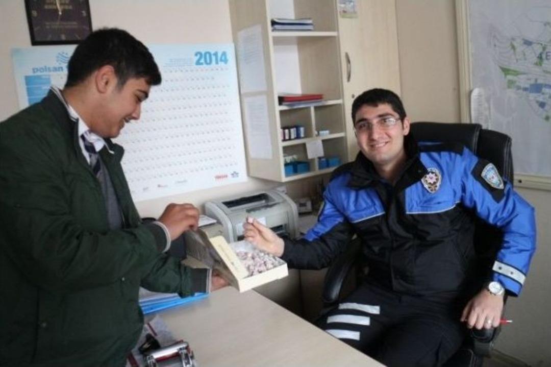 Gen&ccedil;ler, Polis Haftasını Kutladı