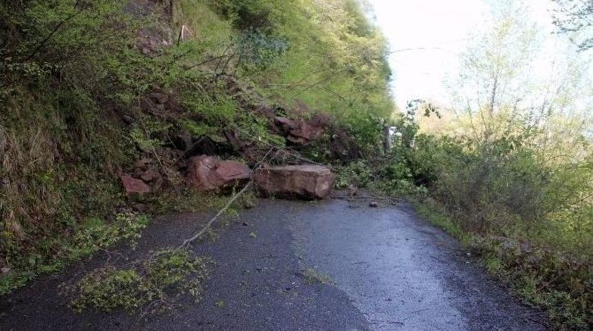 Heyelanda Ulaşıma Kapanan Yol A&ccedil;ılmaya &Ccedil;alışılıyor
