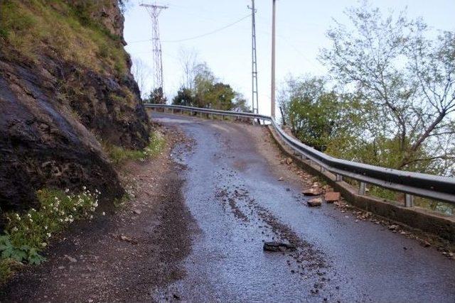 Heyelanda Ulaşıma Kapanan Yol Açılmaya Çalışılıyor