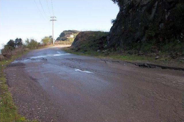 Heyelanda Ulaşıma Kapanan Yol Açılmaya Çalışılıyor