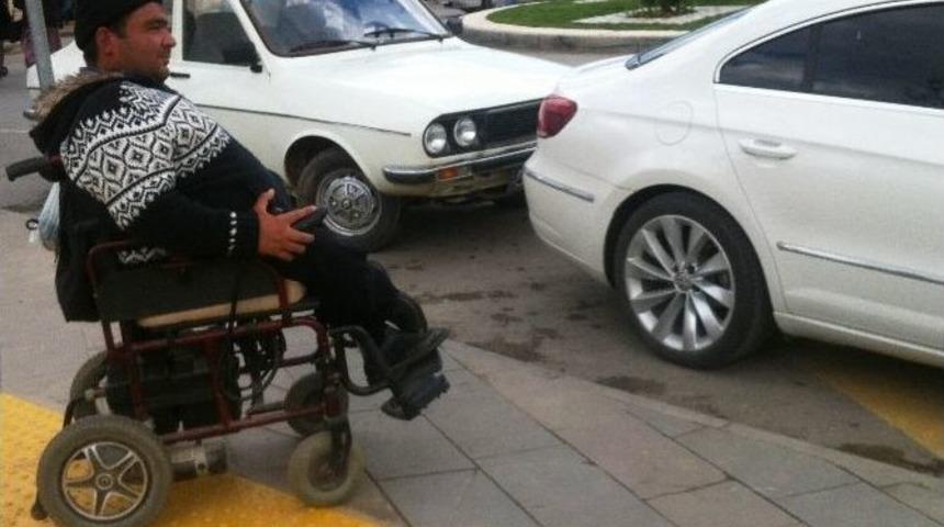 G&ouml;rme Engellilerin Yoluna Ara&ccedil; Park Ettiler