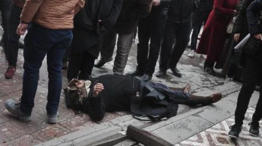 Kafasına &Ccedil;atı Kapağı D&uuml;şen Kadın Ağır Yaralandı
