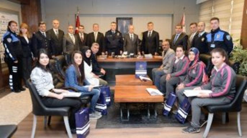 Şiir Ve Kompozisyon Yarışmacılarına &Ouml;d&uuml;lleri Verildi