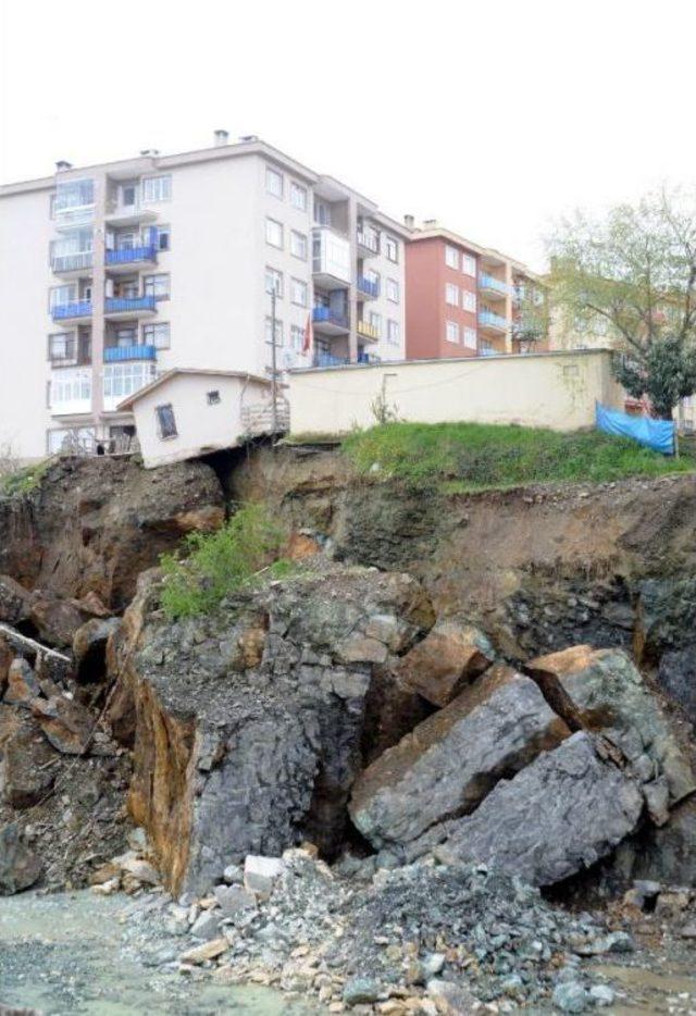 Giresun’Da Inşaat Temelinde Kayma, 6 Katlı Apartman Boşaltıldı