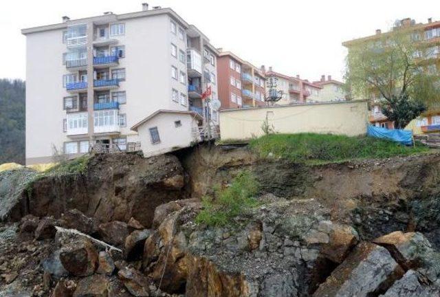 Giresun’Da Inşaat Temelinde Kayma, 6 Katlı Apartman Boşaltıldı