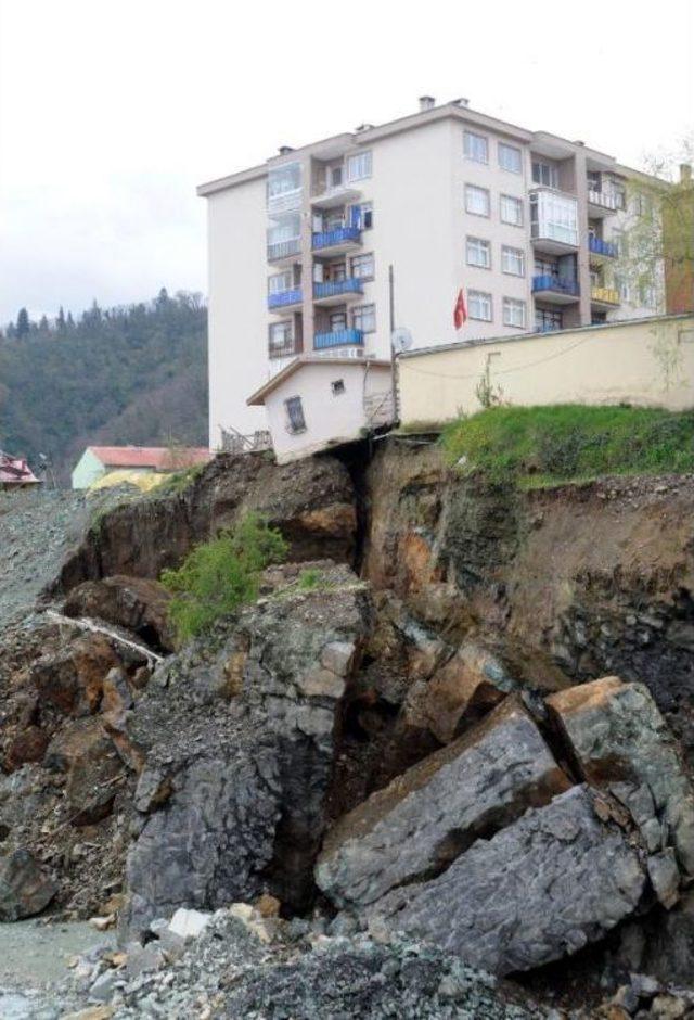 Giresun’Da Inşaat Temelinde Kayma, 6 Katlı Apartman Boşaltıldı