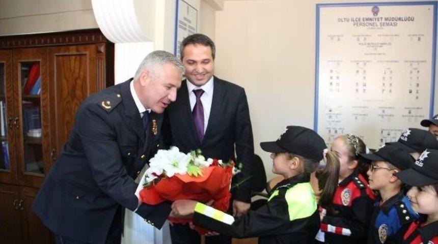 &Ouml;ğrenciler Polis Kıyafetleriyle Emniyeti Ziyaret Ettiler