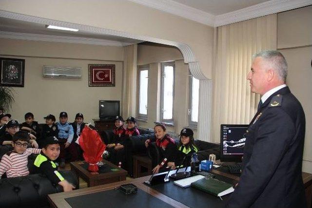 Öğrenciler Polis Kıyafetleriyle Emniyeti Ziyaret Ettiler 1