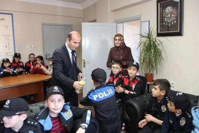 Öğrenciler Polis Kıyafetleriyle Emniyeti Ziyaret Ettiler 2