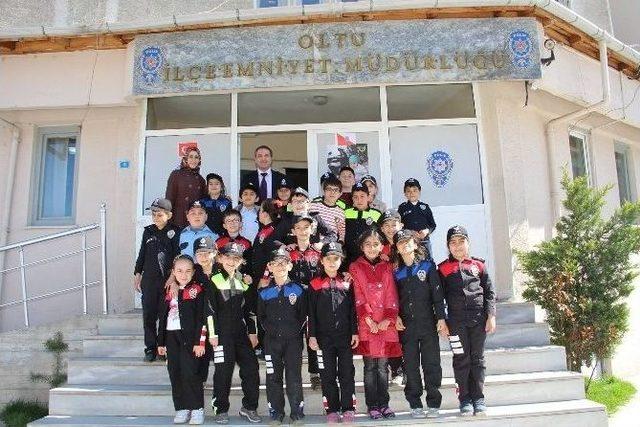 Öğrenciler Polis Kıyafetleriyle Emniyeti Ziyaret Ettiler 3