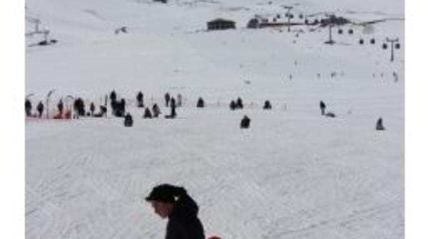 Baharın Gelmesine Rağmen Erciyes&rsquo;te Kayak Keyfi S&uuml;r&uuml;yor