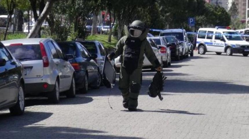 Emniyet Binası Yakınında Unutulan &Ccedil;anta Korkuttu