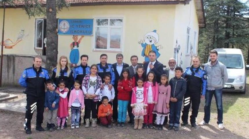 Polisten K&ouml;y Okuluna Destek