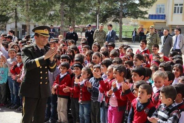 8. Kolordu Komutanlığı&rsquo;ndan &Ouml;ğrencilere Konser 1