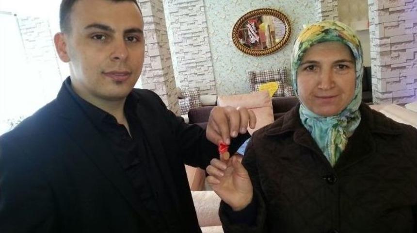 İlk M&uuml;şterisine Altın Hediye Etti