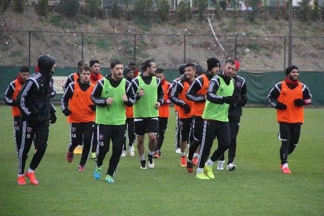 Karabükspor’da Kadro Dışı Bırakılan Vıoala Affedildi