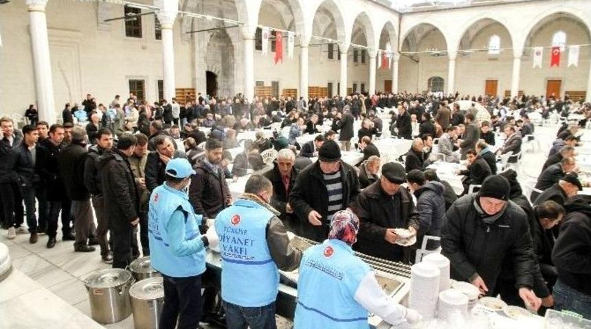 Diyanet Vakfı&rsquo;ndan Kocatepe Camii&rsquo;nde Kutlu Doğum Aşı İkramı