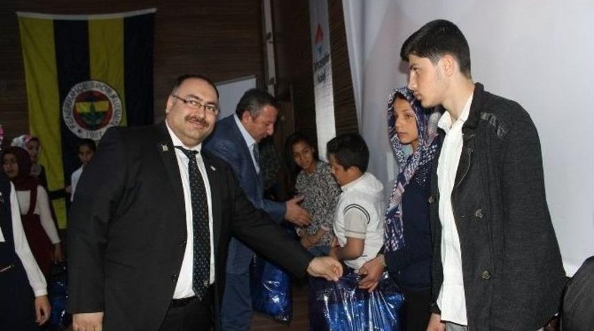 Fenerbah&ccedil;e Kl&uuml;b&uuml; Dar Gelirli &Ccedil;ocuklara Forma Dağıttı