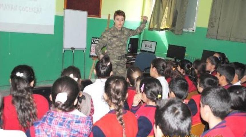 Jandarma, &Ouml;ğrencileri Ve Ailelerini &Ccedil;ocuk Istismarı Konusunda Bilgilendirdi