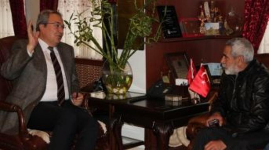 Tiyatro Sanat&ccedil;ısı Turgay Tan&uuml;lk&uuml;, Belediye Başkanı &Uuml;nver&rsquo;i Ziyaret Etti