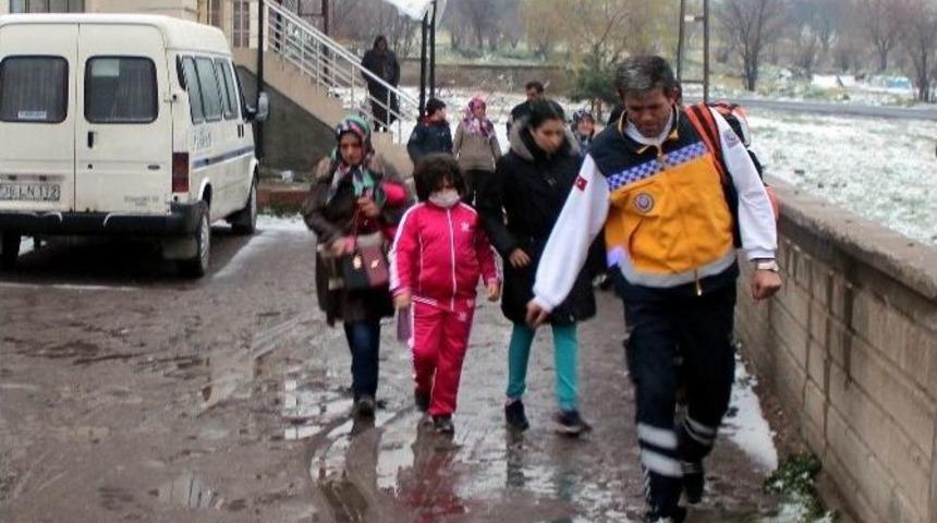 Mahalleli Kendi Topladıkları Parayla Alınan Yemekten Zehirlendi