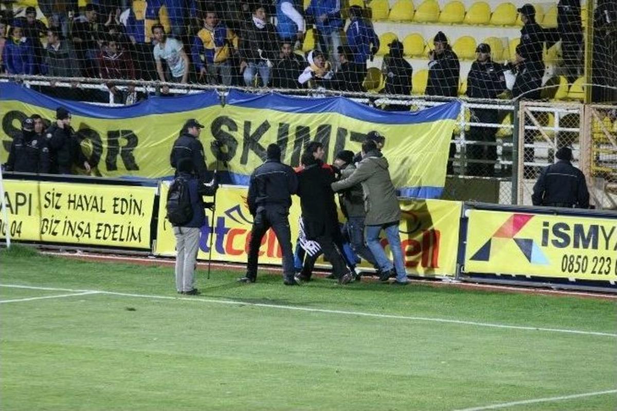 İzmir Derbisinde Olaylar &Ccedil;ıktı