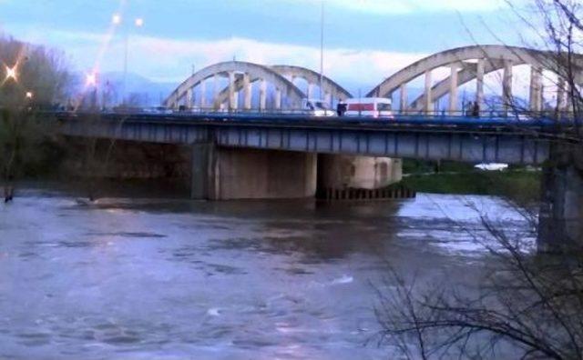 İntihar Etmek Için Sakarya Nehri'ne Atladı, Yüzerek Ağaca Tutundu