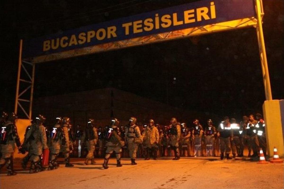 Bucasporlu Taraftarlar Takım Otob&uuml;s&uuml;n&uuml;n &Ouml;n&uuml;n&uuml; Kesti