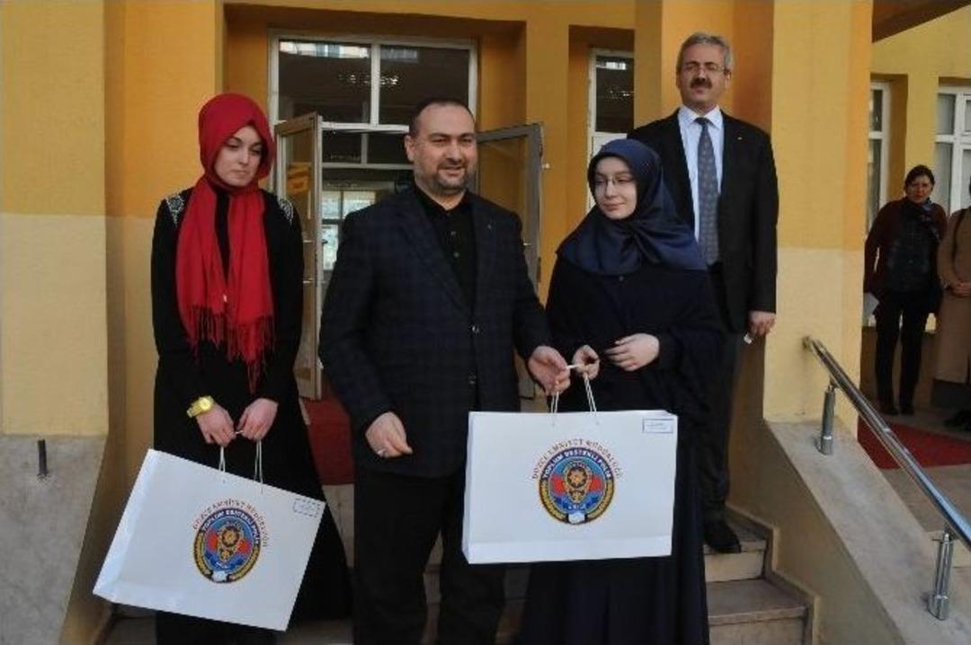 Ak&ccedil;akoca İmam Hatip &Ouml;ğrencileri &Ouml;d&uuml;lleri Topladı