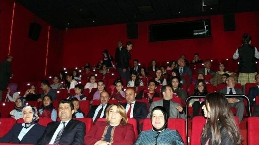 Bayan Ayyıldız, Sinemaya Hi&ccedil; Gitmemiş &Ouml;ğrencileri Sinemayla Buluşturdu