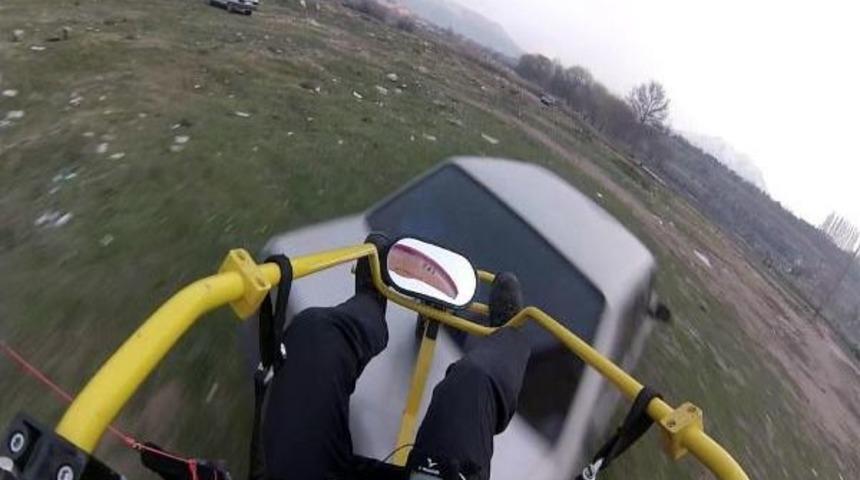 Paramotorla Inerken Otomobile Çarptı