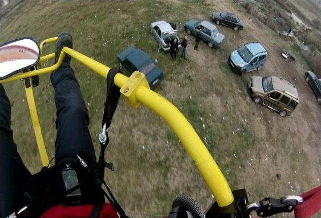 Paramotorla Inerken Otomobile Çarptı