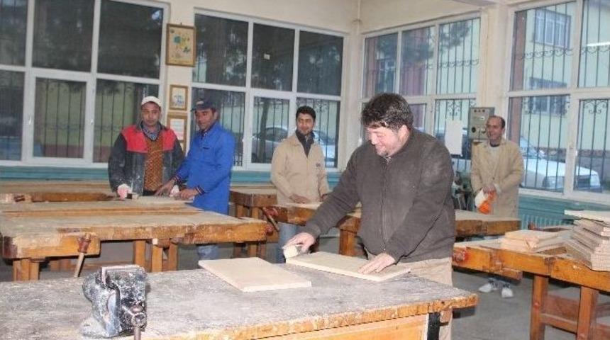 Tosya’da Mobilya Üst Yüzey İşlem Kursu Açıldı