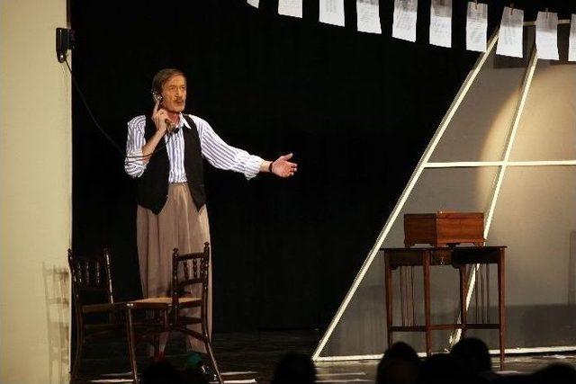 &lsquo;ferhangi Şeyler&rsquo; Nazım&rsquo;da Sahnelendi 2