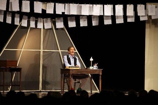 &lsquo;ferhangi Şeyler&rsquo; Nazım&rsquo;da Sahnelendi 3