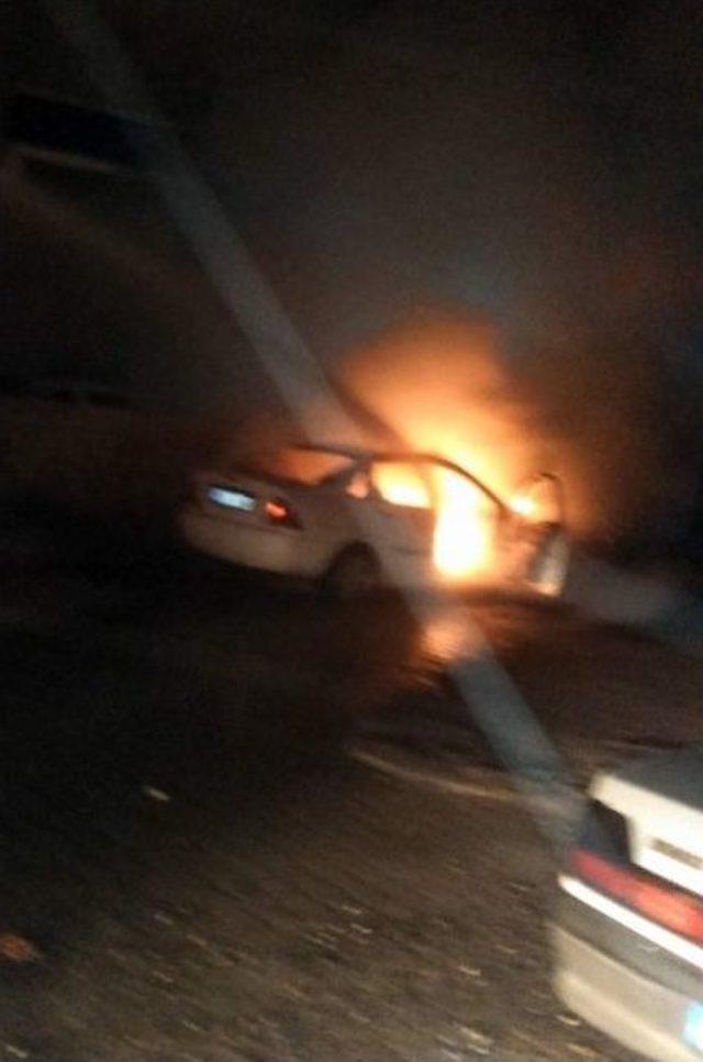 Park Halindeki Otomobil Alev Alev Yandı 1