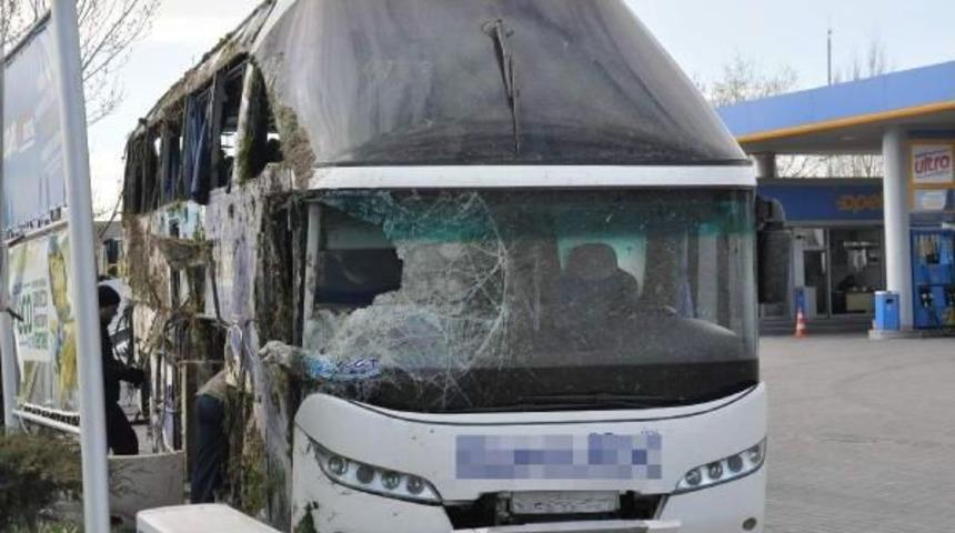 Yolcu Otob&uuml;s&uuml; Yan Yattı: 21 Yaralı