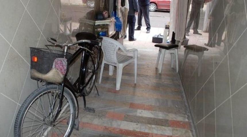 Bisikletini &Ccedil;almaya &Ccedil;alışan Hırsızı Su&ccedil;&uuml;st&uuml; Yakaladı