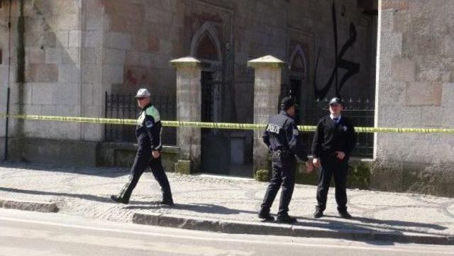 Camide Bomba Sanılan Çantadan Kıyafet Çıktı