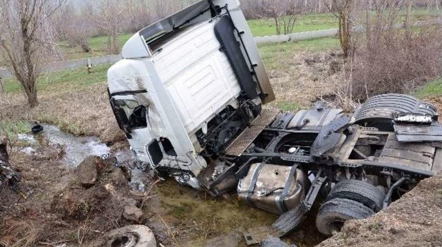 Tır Dereye U&ccedil;tu: 1 Yaralı