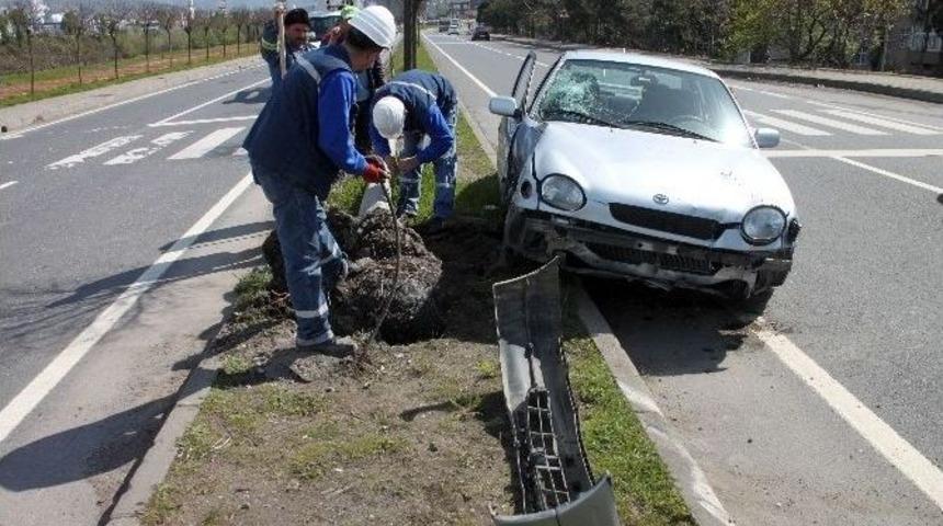 Lastiği Patlayan Otomobil Direğe &Ccedil;arptı: 3 Kişi Yaralandı