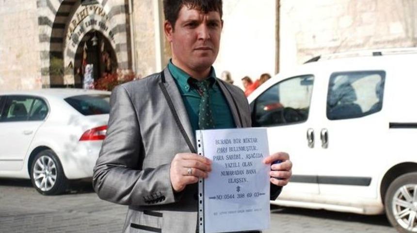 (&ouml;zel Haber) Yerde Bulduğu Paranın Sahibini Afişle Arıyor