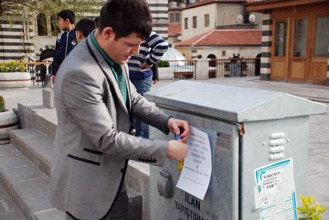 (özel Haber) Yerde Bulduğu Paranın Sahibini Afişle Arıyor