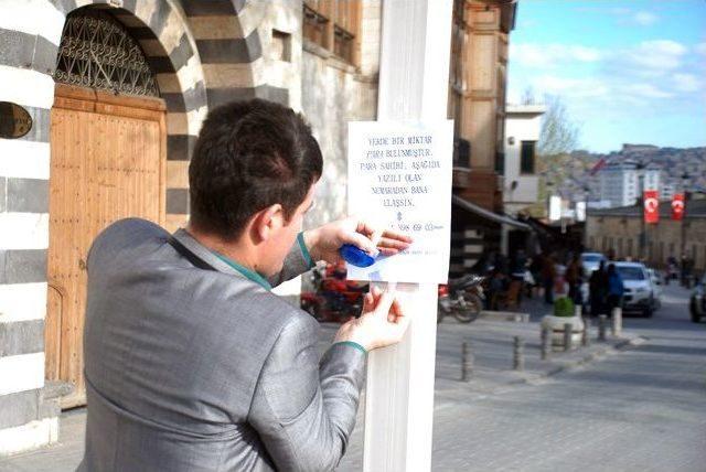 (özel Haber) Yerde Bulduğu Paranın Sahibini Afişle Arıyor